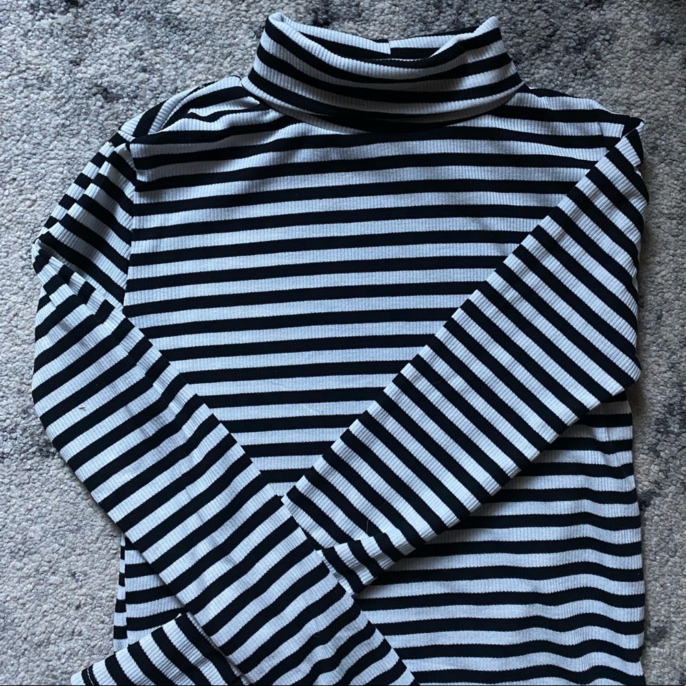 SOLD* black and white longsleeve fitted turtleneck